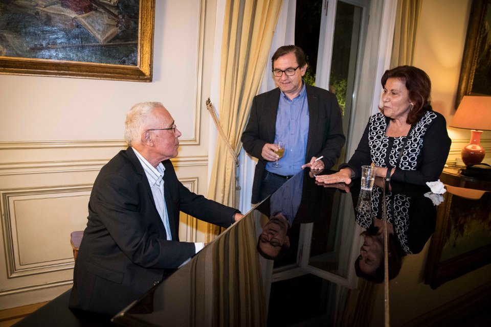 Το ποτό του Τσίπρα στο Μαξίμου μέσα από 34 καρέ -Χαμόγελα, πηγαδάκια, τσιγάρο, ποτό και πιάνο [εικόνες] | iefimerida.gr 29