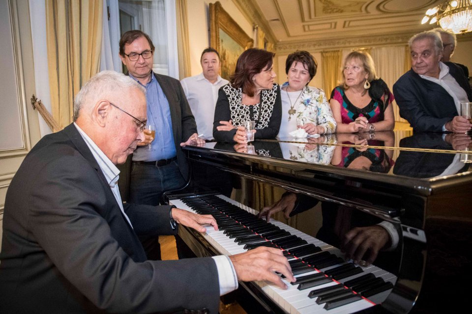 Το ποτό του Τσίπρα στο Μαξίμου μέσα από 34 καρέ -Χαμόγελα, πηγαδάκια, τσιγάρο, ποτό και πιάνο [εικόνες] | iefimerida.gr 30