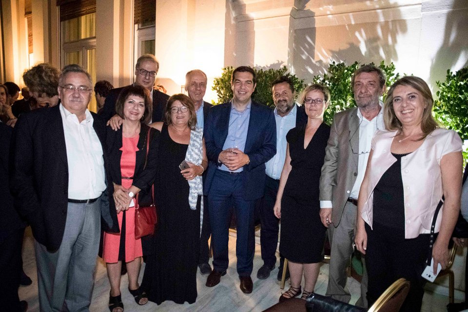 Το ποτό του Τσίπρα στο Μαξίμου μέσα από 34 καρέ -Χαμόγελα, πηγαδάκια, τσιγάρο, ποτό και πιάνο [εικόνες] | iefimerida.gr 31