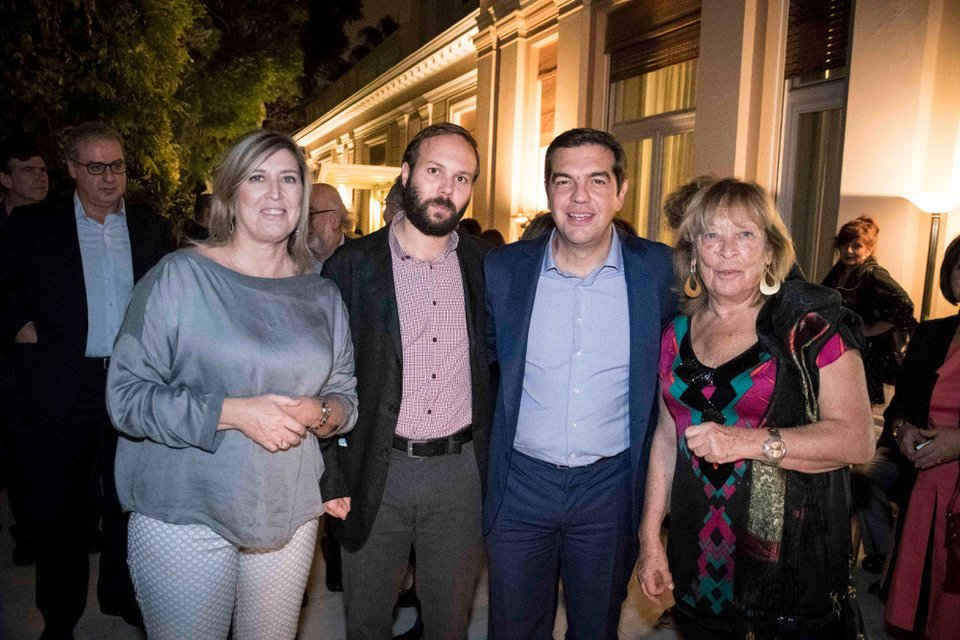 Το ποτό του Τσίπρα στο Μαξίμου μέσα από 34 καρέ -Χαμόγελα, πηγαδάκια, τσιγάρο, ποτό και πιάνο [εικόνες] | iefimerida.gr 32