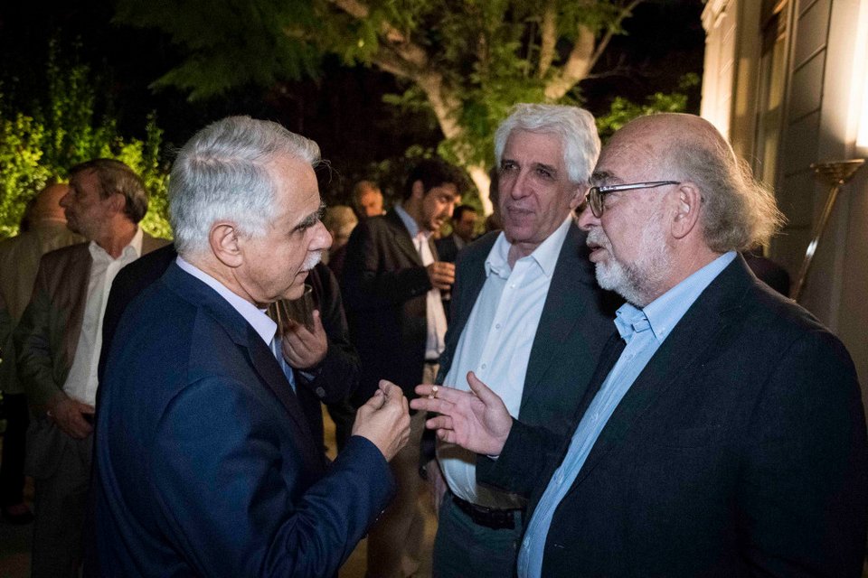 Το ποτό του Τσίπρα στο Μαξίμου μέσα από 34 καρέ -Χαμόγελα, πηγαδάκια, τσιγάρο, ποτό και πιάνο [εικόνες] | iefimerida.gr 3