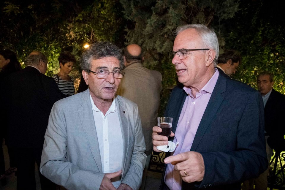 Το ποτό του Τσίπρα στο Μαξίμου μέσα από 34 καρέ -Χαμόγελα, πηγαδάκια, τσιγάρο, ποτό και πιάνο [εικόνες] | iefimerida.gr 4