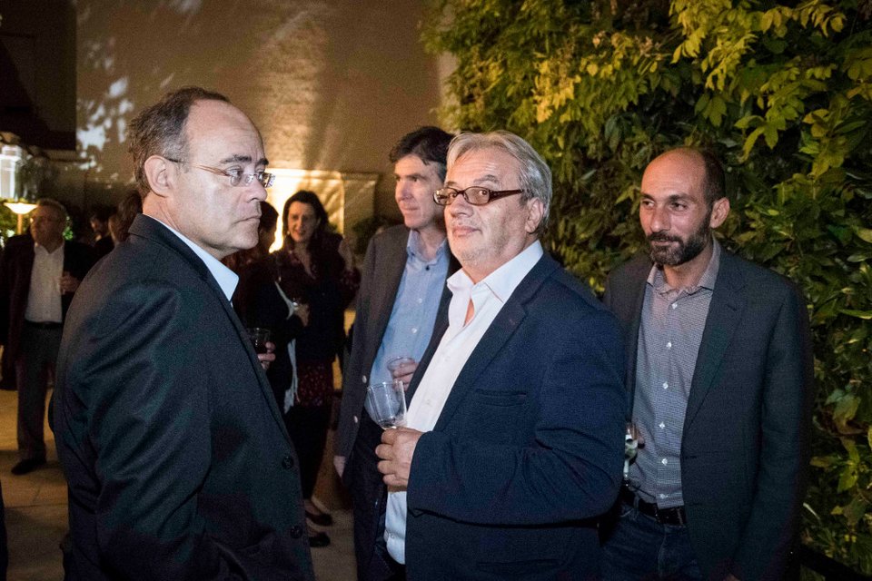 Το ποτό του Τσίπρα στο Μαξίμου μέσα από 34 καρέ -Χαμόγελα, πηγαδάκια, τσιγάρο, ποτό και πιάνο [εικόνες] | iefimerida.gr 5