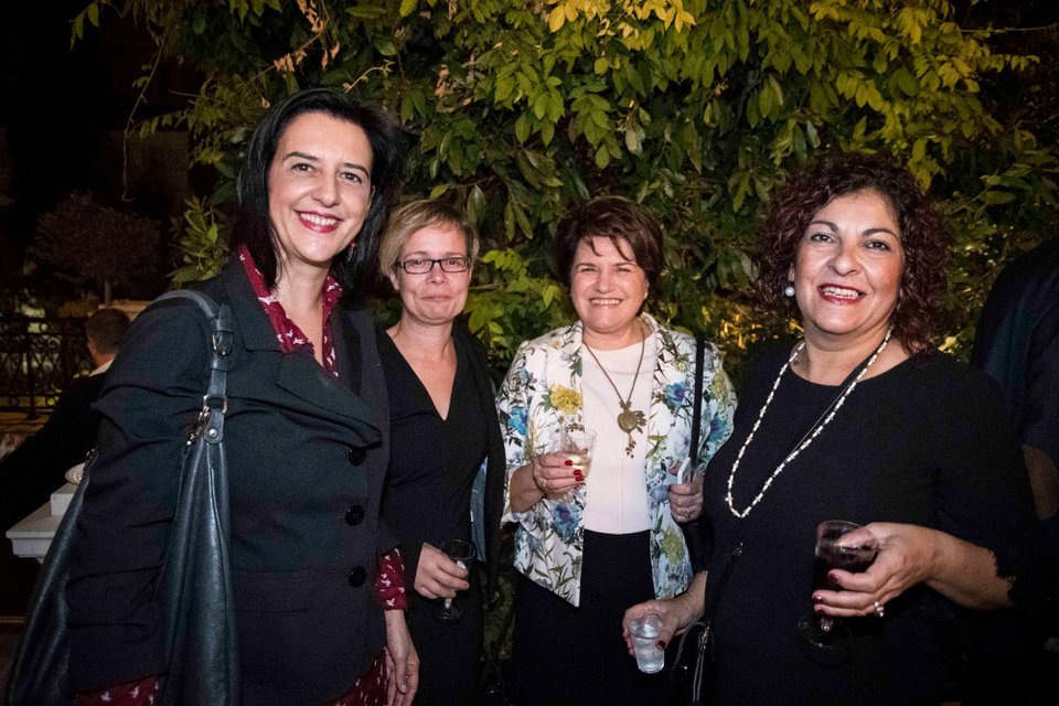 Το ποτό του Τσίπρα στο Μαξίμου μέσα από 34 καρέ -Χαμόγελα, πηγαδάκια, τσιγάρο, ποτό και πιάνο [εικόνες] | iefimerida.gr 7