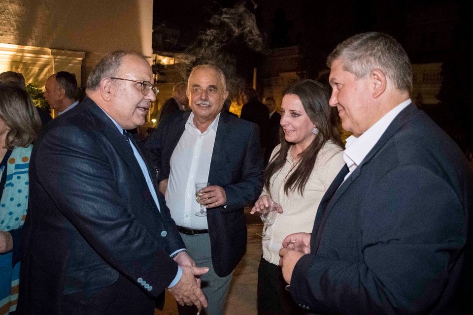 Το ποτό του Τσίπρα στο Μαξίμου μέσα από 34 καρέ -Χαμόγελα, πηγαδάκια, τσιγάρο, ποτό και πιάνο [εικόνες] | iefimerida.gr 8