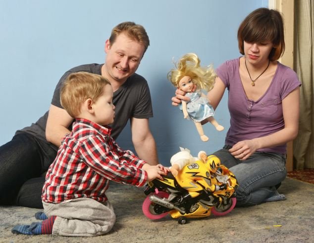 Γονείς μεγαλώνουν το παιδί τους σαν αγόρι και σαν κορίτσι ταυτόχρονα για να μη γίνει επιθετικό [εικόνες] | iefimerida.gr 1