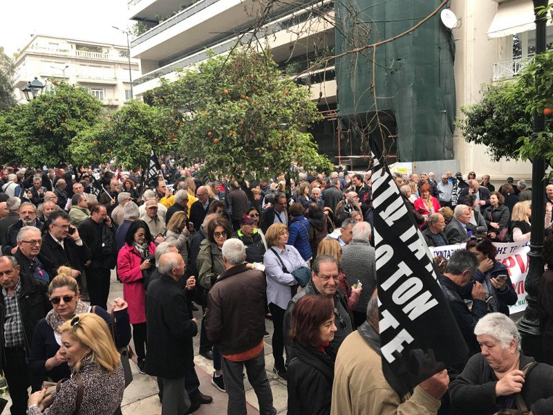 Πορεία συνταξιούχων με σφυρίχτρες στο Μέγαρο Μαξίμου -«Οχι» στις περικοπές [εικόνες & βίντεο] | iefimerida.gr 1