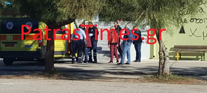 H στιγμή της άφιξης του ασθενοφόρου του ΕΚΑΒ στο 1ο Γενικό Λύκειο Πατρών / Φωτογραφία: patrastimes.gr