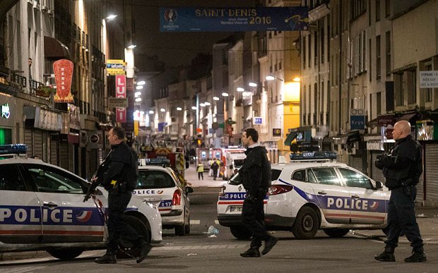 Νεκρή περιοχή το Σεν Ντενί: Στρατός στους δρόμους, τρομοκρατημένοι πολίτες εγκαταλείπουν τα σπίτια τους, πάνοπλοι αστυνομικοί [εικόνες & βίντεο] | iefimerida.gr 15