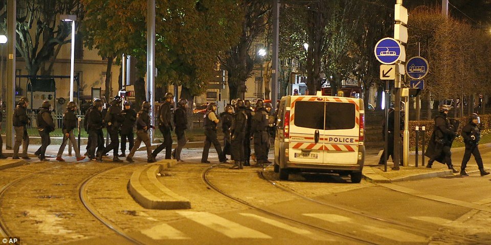 Νεκρή περιοχή το Σεν Ντενί: Στρατός στους δρόμους, τρομοκρατημένοι πολίτες εγκαταλείπουν τα σπίτια τους, πάνοπλοι αστυνομικοί [εικόνες & βίντεο] | iefimerida.gr 8