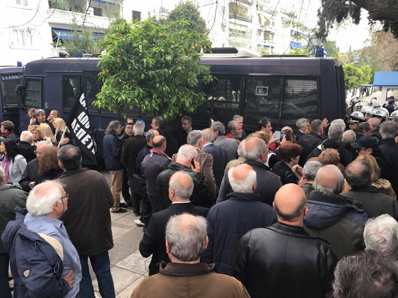 Πορεία συνταξιούχων με σφυρίχτρες στο Μέγαρο Μαξίμου -«Οχι» στις περικοπές [εικόνες & βίντεο] | iefimerida.gr 0