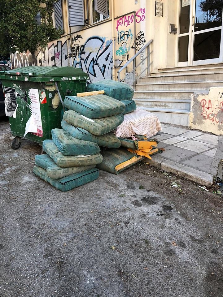 Με ενα τηλεφώνημα η αρμόδια υπήρεσία του Δήμου μπορεί να πάρει και να πετάξει ο,τι δεν χρειάζεσαι