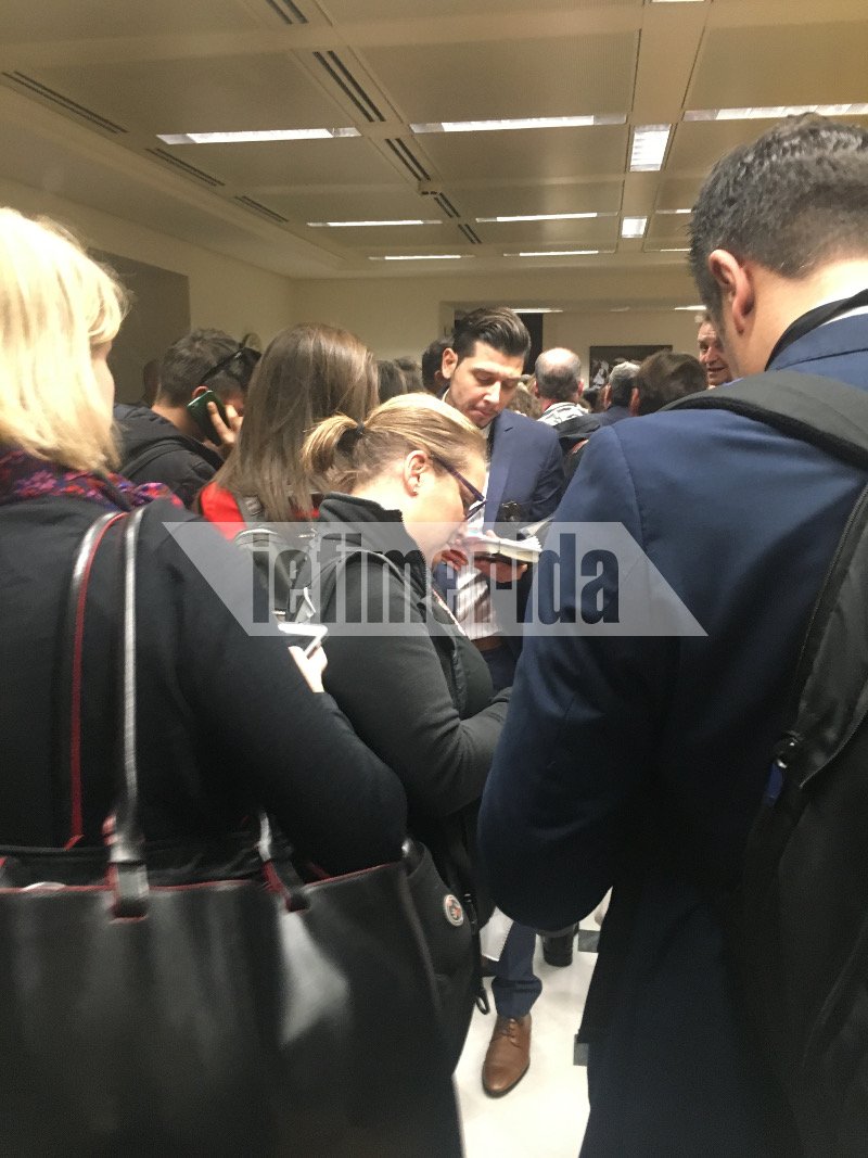 Στα υπόγεια του Μεγάρου Μαξίμου: Οι δημοσιογράφοι περιμένουν τη συνέντευξη Τύπου Ομπάμα-Τσίπρα [εικόνες] | iefimerida.gr 1