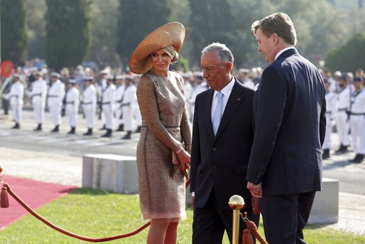 Εντυπωσιασμένος ο Πορτογάλος πρόεδρος με τη βασίλισσα Μάξιμα -Το τρυφερό χειροφίλημα [εικόνες] | iefimerida.gr 3