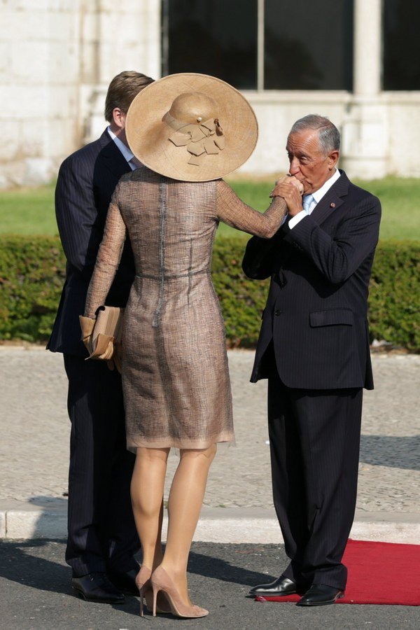 Εντυπωσιασμένος ο Πορτογάλος πρόεδρος με τη βασίλισσα Μάξιμα -Το τρυφερό χειροφίλημα [εικόνες] | iefimerida.gr 0