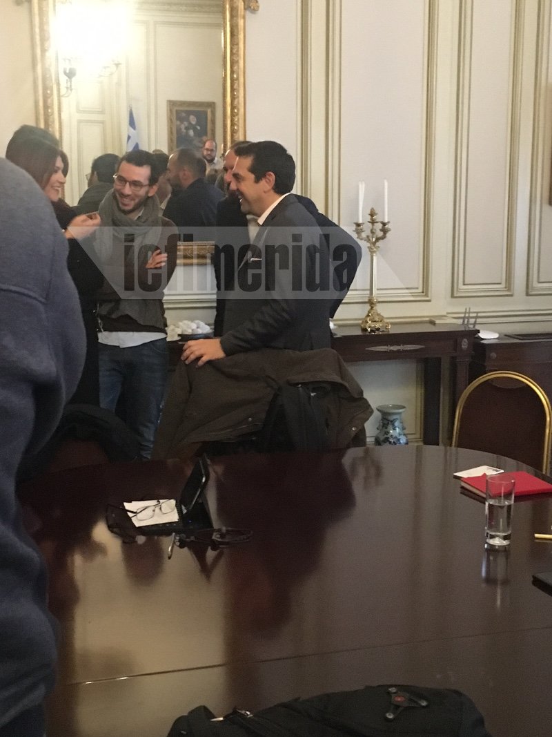 «Εχω πέσει από μικρός στη μαρμίτα αισιοδοξίας» είπε ο Τσίπρας σε δημοσιογράφους [εικόνες] | iefimerida.gr 0