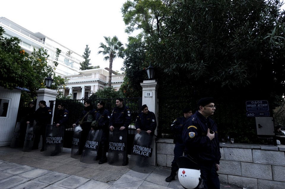 Μπλόκο του ΠΑΜΕ έξω από το Μαξίμου για το Ασφαλιστικό [εικόνες] | iefimerida.gr 0