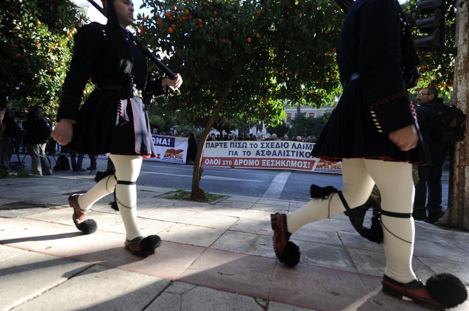 Μπλόκο του ΠΑΜΕ έξω από το Μαξίμου για το Ασφαλιστικό [εικόνες] | iefimerida.gr 1