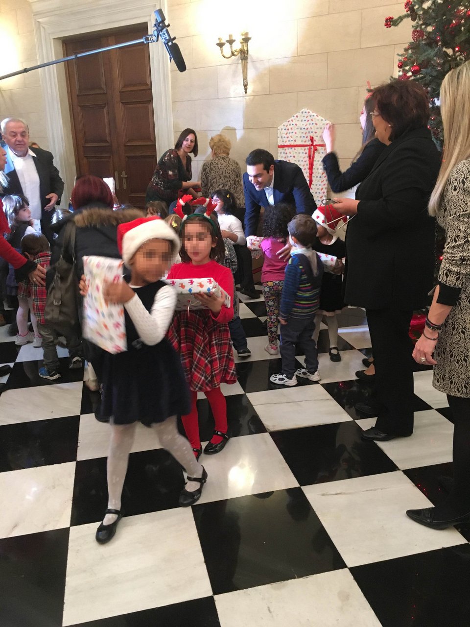 Τρομερός πιτσιρικάς στο Μαξίμου ρωτάει τον Τσίπρα «πώς σε λένε εσένα;» [εικόνες] | iefimerida.gr 1