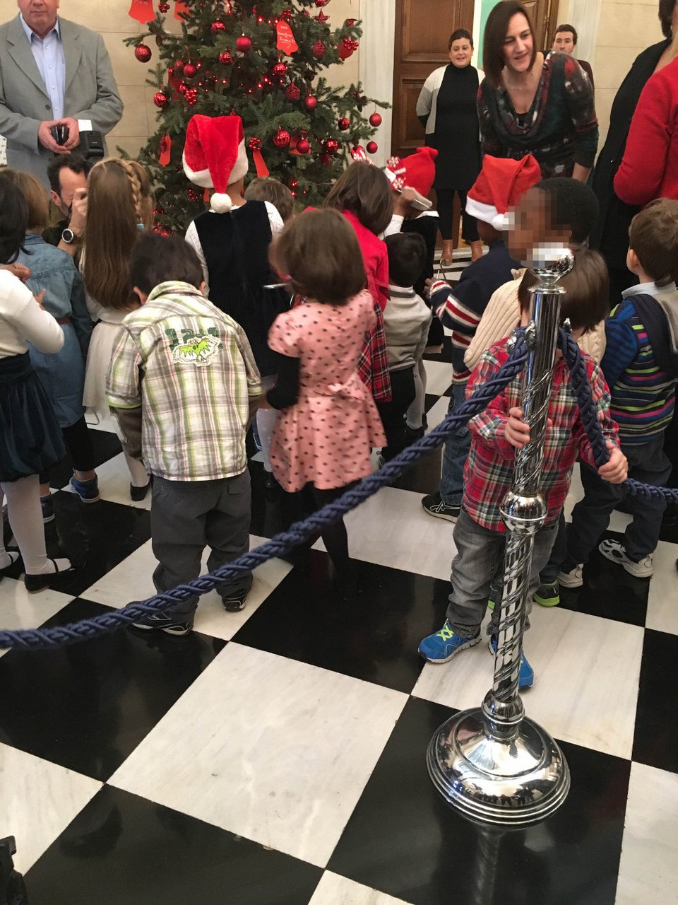 Τρομερός πιτσιρικάς στο Μαξίμου ρωτάει τον Τσίπρα «πώς σε λένε εσένα;» [εικόνες] | iefimerida.gr 2