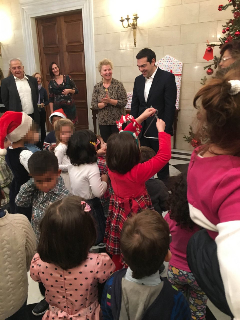 Τρομερός πιτσιρικάς στο Μαξίμου ρωτάει τον Τσίπρα «πώς σε λένε εσένα;» [εικόνες] | iefimerida.gr 3