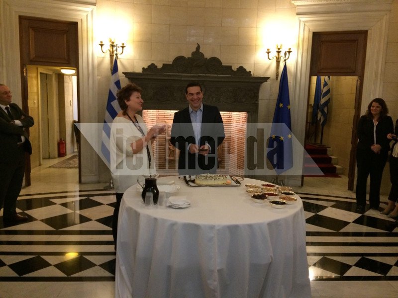  Ο Τσίπρας έκοψε τη βασιλόπιτα στο Μέγαρο Μαξίμου -Το φλουρί έπεσε στον Τσακαλώτο [εικόνες] | iefimerida.gr 1