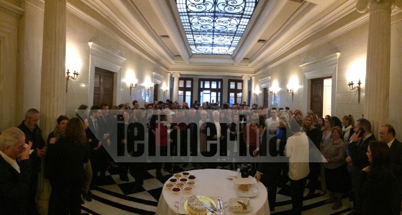  Ο Τσίπρας έκοψε τη βασιλόπιτα στο Μέγαρο Μαξίμου -Το φλουρί έπεσε στον Τσακαλώτο [εικόνες] | iefimerida.gr 0