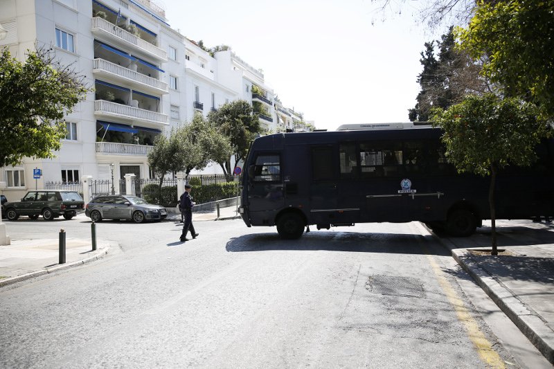 Μέλη του Ρουβίκωνα στο Μαξίμου -Εριξαν φέιγ βολάν, 14 προσαγωγές [εικόνες] | iefimerida.gr 3