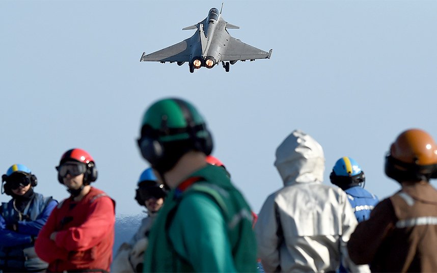 Πάνω στο αεροπλανοφόρο «Σαρλ ντε Γκωλ» -Ξεκίνησαν οι γαλλικοί βομβαρδισμοί στη Συρία από αυτό [εικόνες] | iefimerida.gr 1