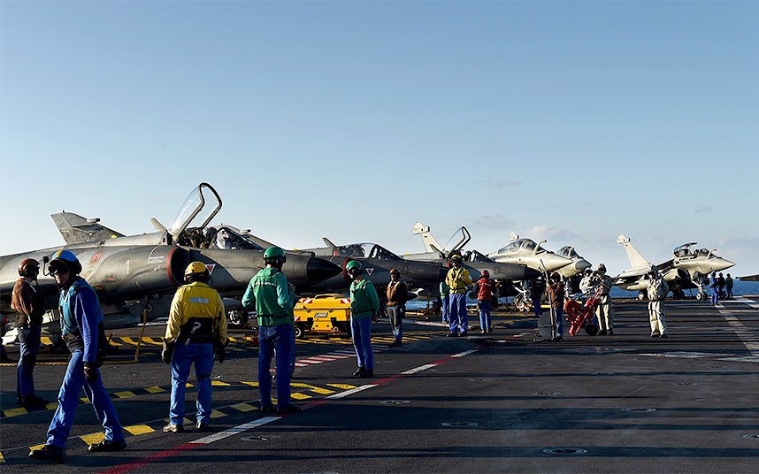 Πάνω στο αεροπλανοφόρο «Σαρλ ντε Γκωλ» -Ξεκίνησαν οι γαλλικοί βομβαρδισμοί στη Συρία από αυτό [εικόνες] | iefimerida.gr 2