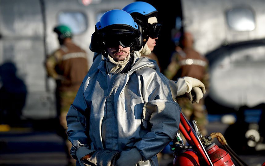 Πάνω στο αεροπλανοφόρο «Σαρλ ντε Γκωλ» -Ξεκίνησαν οι γαλλικοί βομβαρδισμοί στη Συρία από αυτό [εικόνες] | iefimerida.gr 4