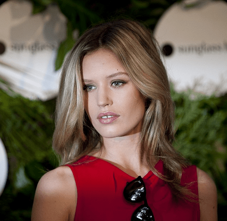 Η κούκλα κόρη του Μικ Τζάγκερ «ξαναχτυπά» -Αφόρητα σικ με κόκκινο φόρεμα [εικόνες] | iefimerida.gr 4