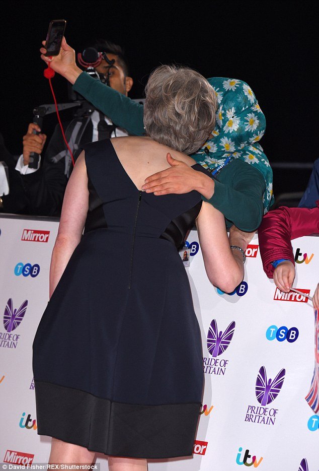 Σαν σταρ: Η Τερέζα Μέι πήγε σε βραβεία και μοίραζε αυτόγραφα και selfies [εικόνες] | iefimerida.gr 0