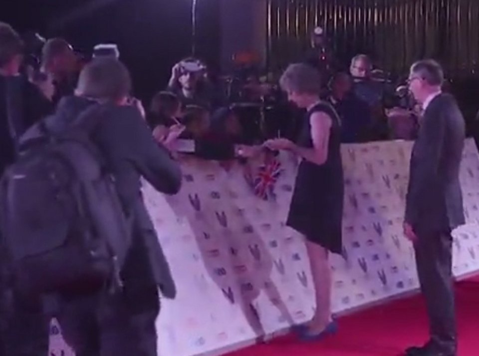 Σαν σταρ: Η Τερέζα Μέι πήγε σε βραβεία και μοίραζε αυτόγραφα και selfies [εικόνες] | iefimerida.gr 1