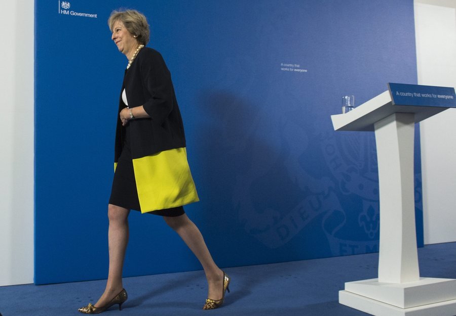 Γιατί είπαν στη Μέι να πετάξει τα ψηλοτάκουνα και να φορά ίσια παπούτσια [εικόνες] | iefimerida.gr 0