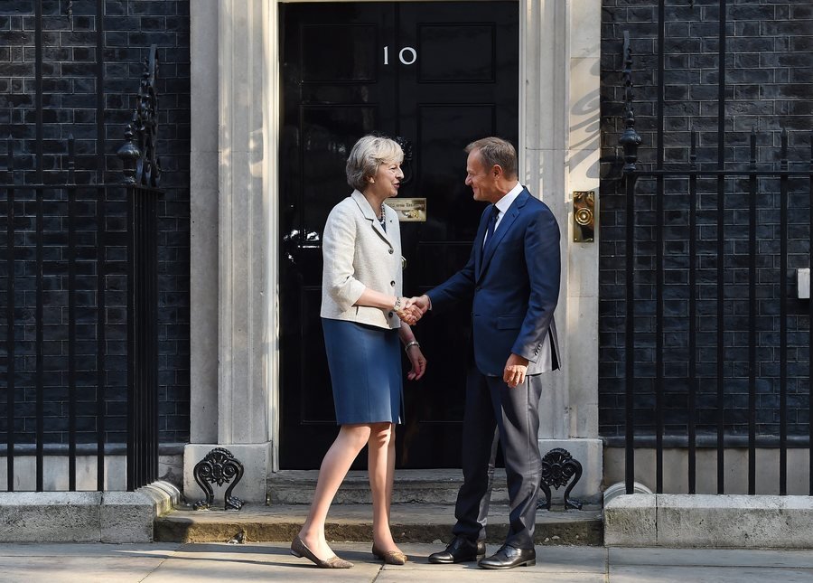 Γιατί είπαν στη Μέι να πετάξει τα ψηλοτάκουνα και να φορά ίσια παπούτσια [εικόνες] | iefimerida.gr 1