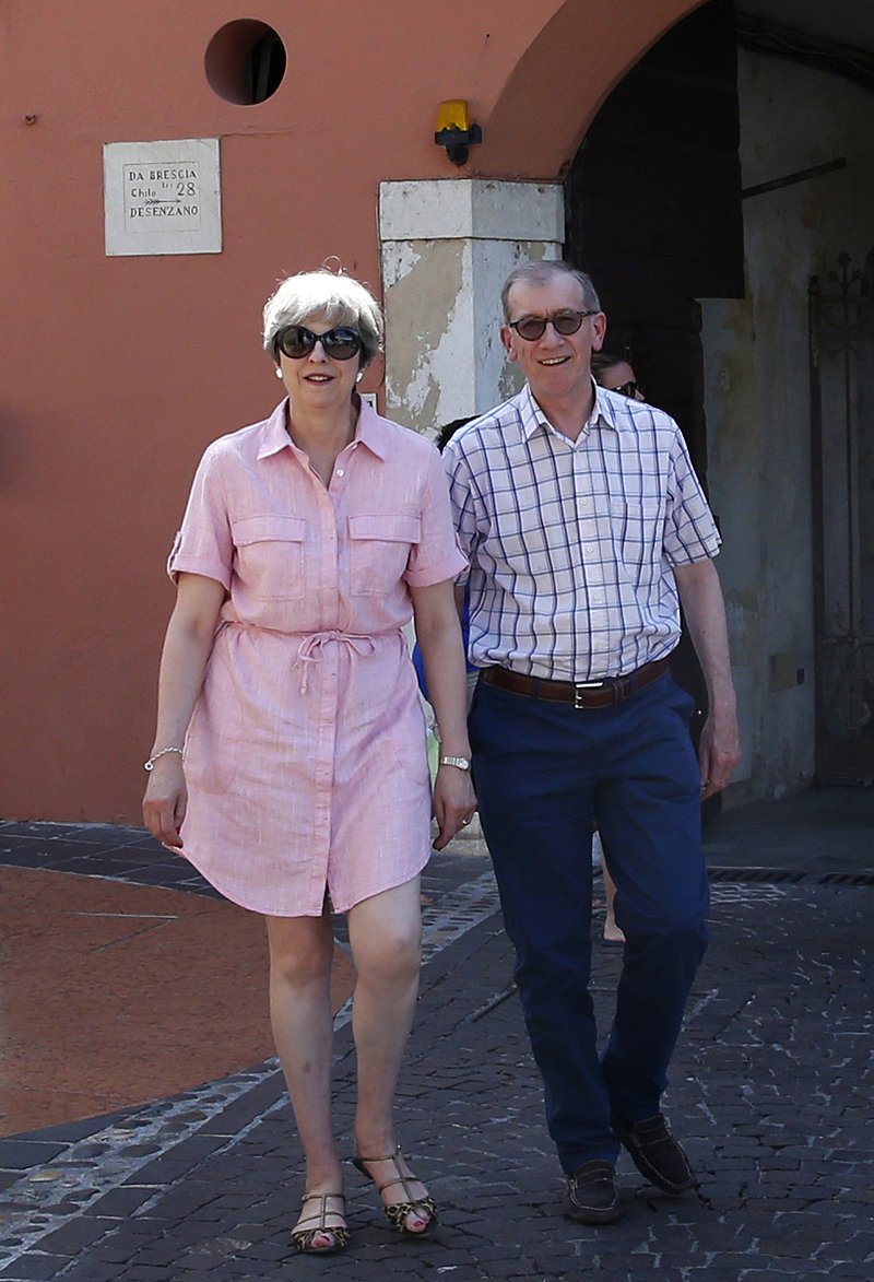 Η χαλαρή Τερέζα Μέι -Κάνει βόλτες στην Ιταλία με ροζ φορεματάκι, στο πλευρό του συζύγου της [εικόνες] | iefimerida.gr 0