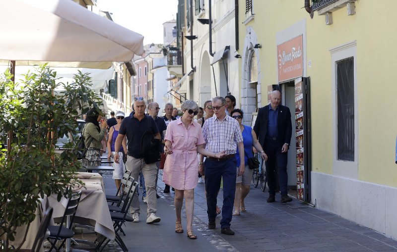 Η χαλαρή Τερέζα Μέι -Κάνει βόλτες στην Ιταλία με ροζ φορεματάκι, στο πλευρό του συζύγου της [εικόνες] | iefimerida.gr 2