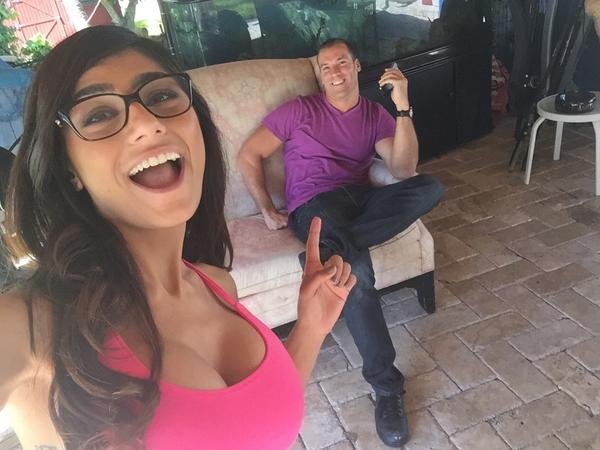 Mia Khalifa, η πορνοστάρ της διπλανής πόρτας με το στήθος σαν αχλάδι [εικόνες] | iefimerida.gr 2