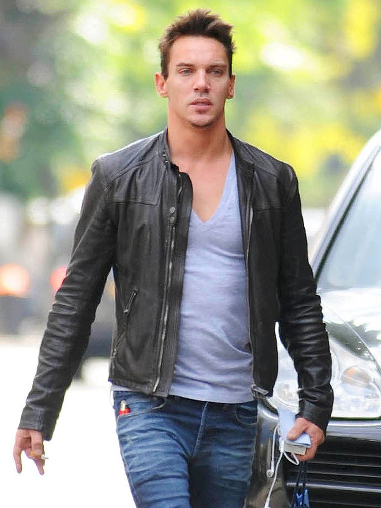 Σε τραγική κατάσταση καλλονός ηθοποιός: Αξύριστος, με παραπάνω κιλά, με τη βότκα στο χέρι στον δρόμο [εικόνες] | iefimerida.gr 5