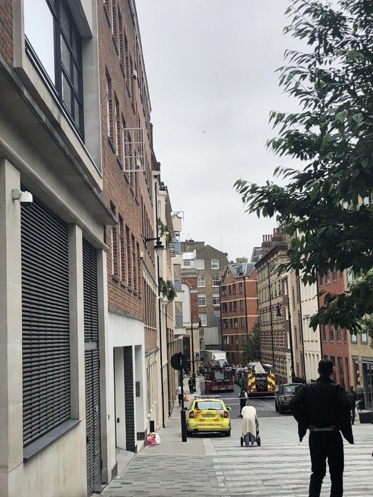 Πυρκαγιά σε συγκρότημα κατοικιών στο Μέιφερ του Λονδίνου [εικόνες]  | iefimerida.gr 0