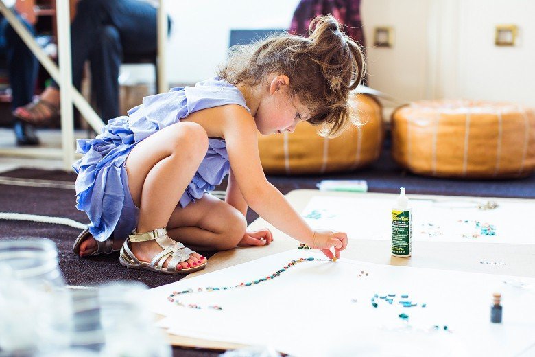 Μία σχεδιάστρια μόλις τεσσάρων ετών: Το παιδί-θαύμα της μόδας που ήδη ετοίμασε την πρώτη κολεξιόν [εικόνες] | iefimerida.gr 0