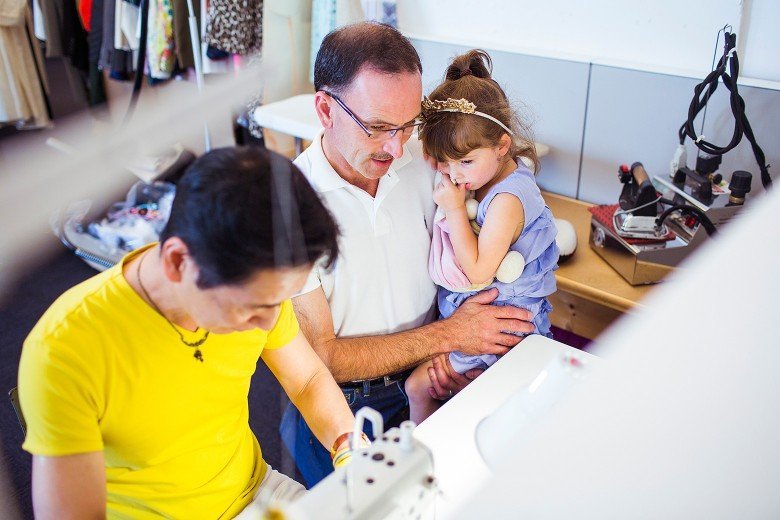 Μία σχεδιάστρια μόλις τεσσάρων ετών: Το παιδί-θαύμα της μόδας που ήδη ετοίμασε την πρώτη κολεξιόν [εικόνες] | iefimerida.gr 5