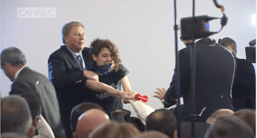 Βέλγιο: Ελουσαν τον πρωθυπουργό με μαγιονέζα και του πέταξαν πατάτες τηγανητές [εικόνες & βίντεο] | iefimerida.gr 0