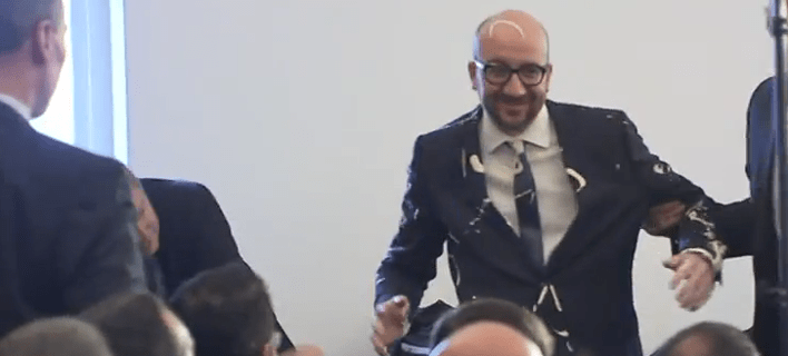 Βέλγιο: Ελουσαν τον πρωθυπουργό με μαγιονέζα και του πέταξαν πατάτες τηγανητές [εικόνες & βίντεο] | iefimerida.gr 3