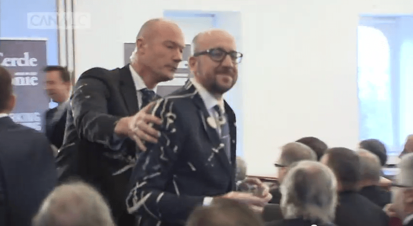 Βέλγιο: Ελουσαν τον πρωθυπουργό με μαγιονέζα και του πέταξαν πατάτες τηγανητές [εικόνες & βίντεο] | iefimerida.gr 1