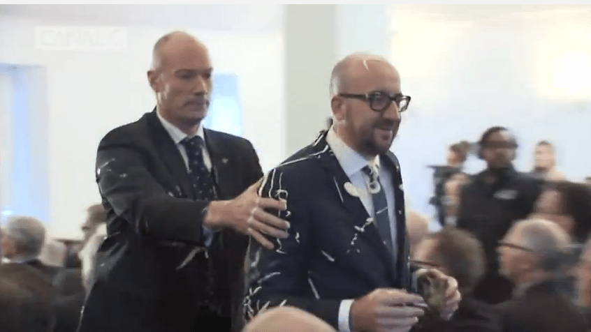Βέλγιο: Ελουσαν τον πρωθυπουργό με μαγιονέζα και του πέταξαν πατάτες τηγανητές [εικόνες & βίντεο] | iefimerida.gr 2