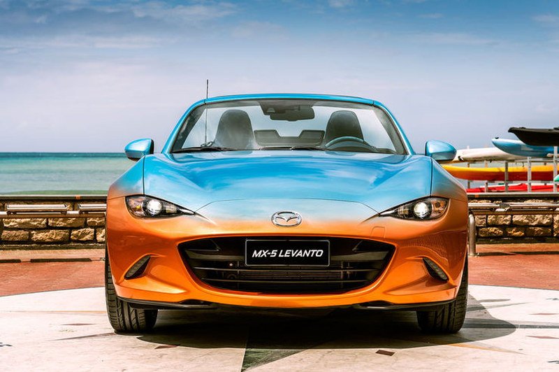 Καλοκαιρινή διάθεση: Το Mazda MX-5 έγινε πορτοκαλί και «φόρεσε» τζιν [εικόνες] | iefimerida.gr 0