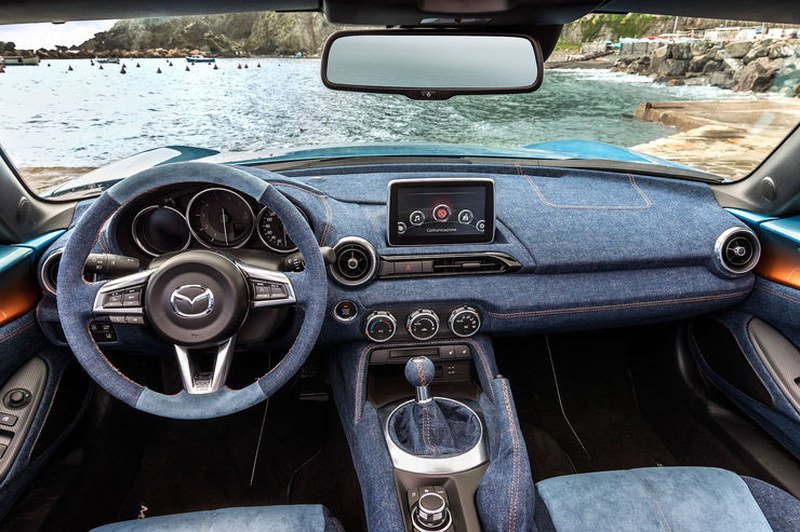 Καλοκαιρινή διάθεση: Το Mazda MX-5 έγινε πορτοκαλί και «φόρεσε» τζιν [εικόνες] | iefimerida.gr 1