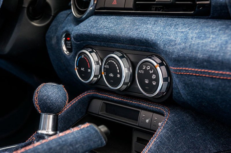 Καλοκαιρινή διάθεση: Το Mazda MX-5 έγινε πορτοκαλί και «φόρεσε» τζιν [εικόνες] | iefimerida.gr 2